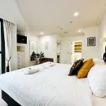 Spacious Park Views With Spa, Pool, Gym, Netflix