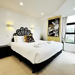 Spacious Park Views With Spa, Pool, Gym, Netflix