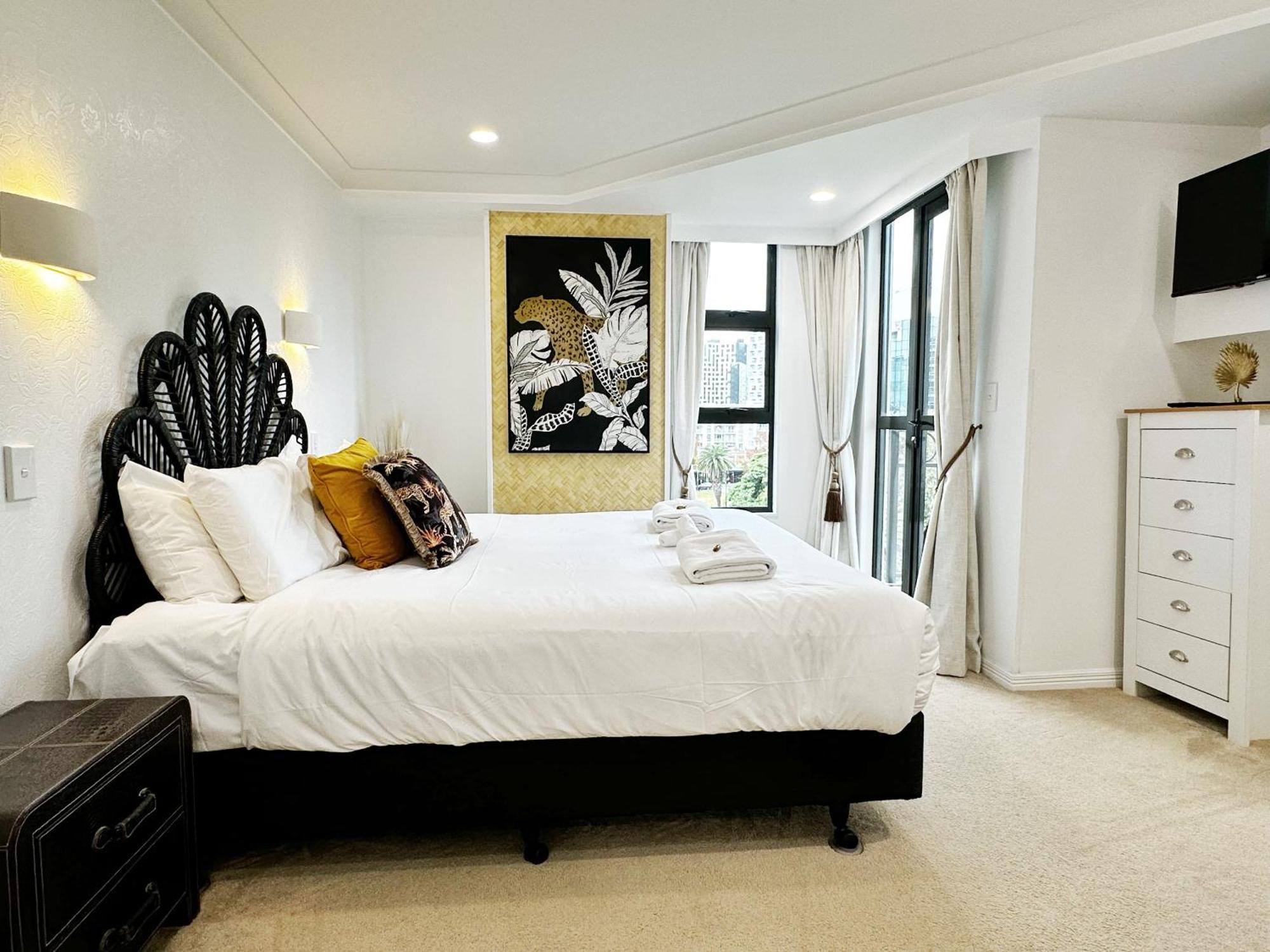 Spacious Park Views With Spa, Pool, Gym, Netflix Apartment